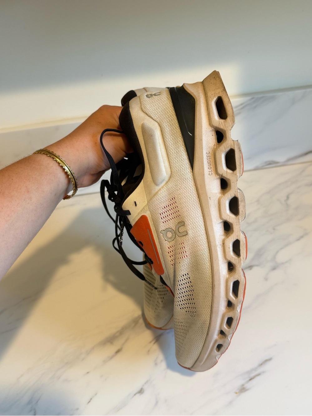 On cloud orange and white running shoes - Picture 10 of 10